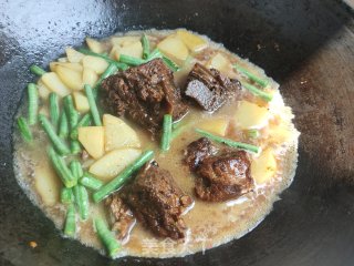 豆角土豆烩排骨的做法步调：8