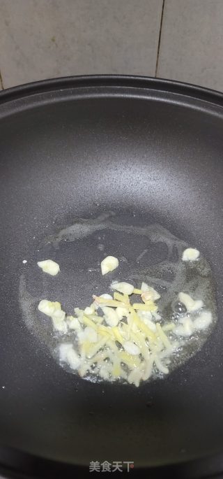 韭菜炒扇贝肉的做法步调：2