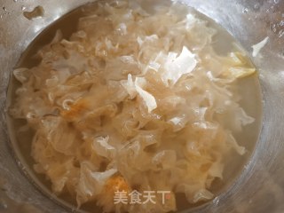 银耳莲子百开马蹄汤火的做法步调：1