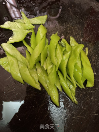 尖椒炒肉饼的做法步调：1