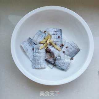 单椒烧带鱼的做法步调：3