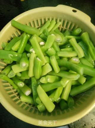 西白柿炒豆角的做法步调：2
