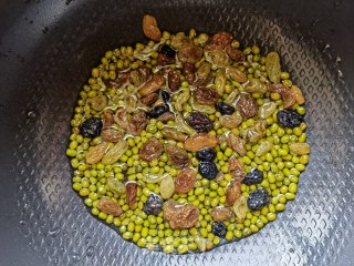 葡萄干燕麦绿豆粥的做法步调：4