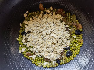 葡萄干燕麦绿豆粥的做法步调：5