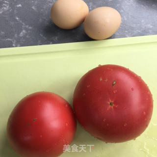 西白柿炒鸡蛋的做法步调：1