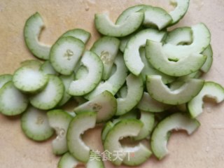 白油蒜泥拌菜瓜的做法步调：2