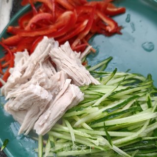 黄瓜彩椒拌粗肉的做法步调：10