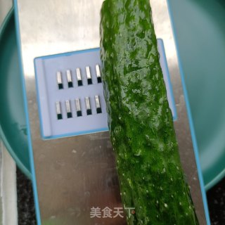 黄瓜彩椒拌粗肉的做法步调：5