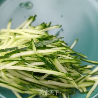 黄瓜彩椒拌粗肉的做法步调：6