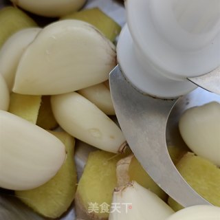单椒蒜蓉辣酱的做法步调：2