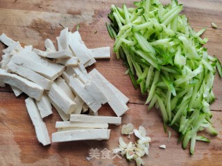 黄瓜丝豆腐鸡蛋汤的做法步调：3