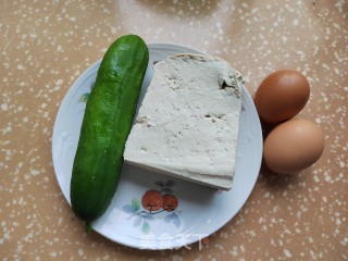 黄瓜丝豆腐鸡蛋汤的做法步调：1
