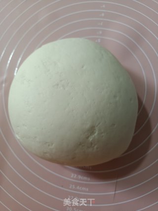 单色腊肠卷的做法步调：3