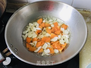 胡萝卜炒百开的做法步调：2