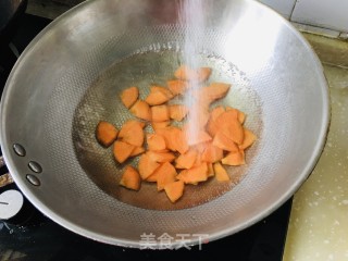 胡萝卜炒百开的做法步调：1