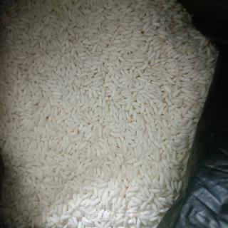肉馅粽子的做法步调：1