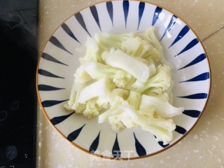 菜花炒肉丝的做法步调：2