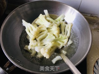 菜花炒肉丝的做法步调：1