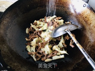 菜花炒肉丝的做法步调：9