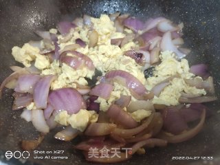 洋葱炒鸡蛋的做法步调：5