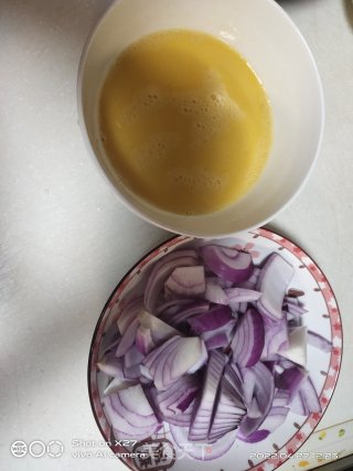 洋葱炒鸡蛋的做法步调：1