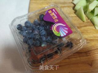 青瓜酸奶拌蓝莓的做法步调：2