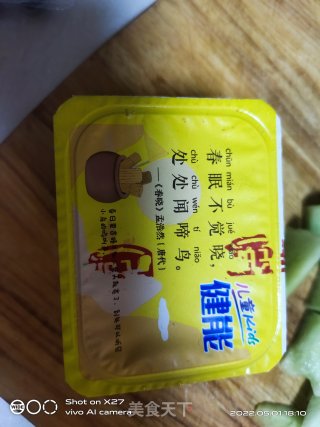 青瓜酸奶拌蓝莓的做法步调：3