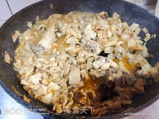 笋干焖鸡肉的做法步调：7