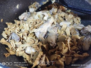 笋干焖鸡肉的做法步调：4