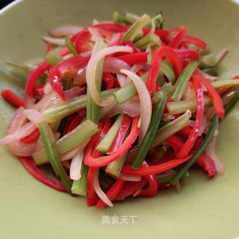 洋葱菜椒炒芹菜的做法