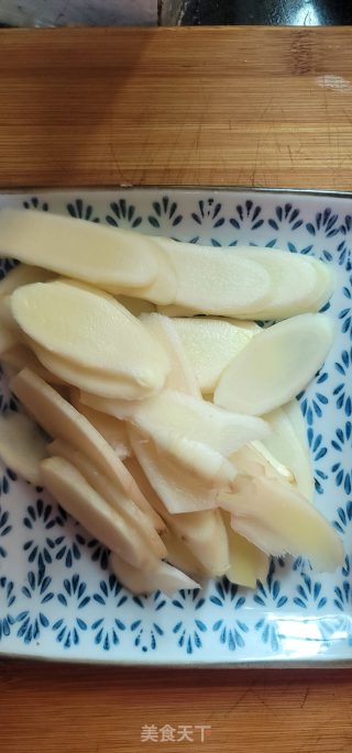 子姜焖鸡的做法步调：2