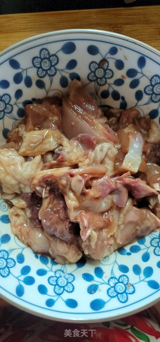 子姜焖鸡的做法步调：1
