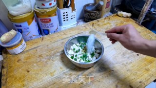 小葱拌豆腐的做法步调：1