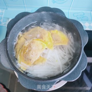 利剑萝卜蛋饺汤的做法步调：3