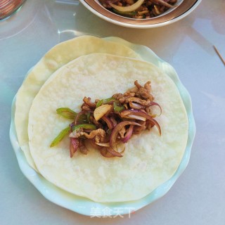 洋葱肉丝卷饼的做法步调：11