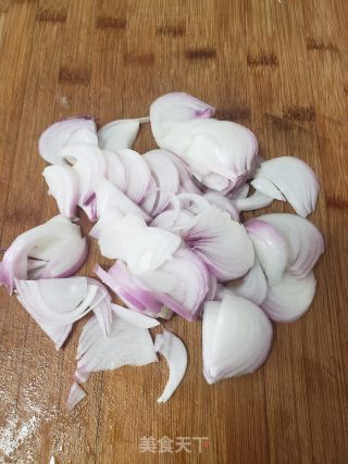 洋葱炒白薯饸饹里的做法步调：2