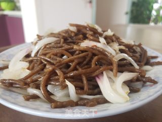 洋葱炒白薯饸饹里的做法步调：5