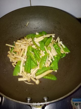 荷兰豆炒利剑玉菇的做法步调：8
