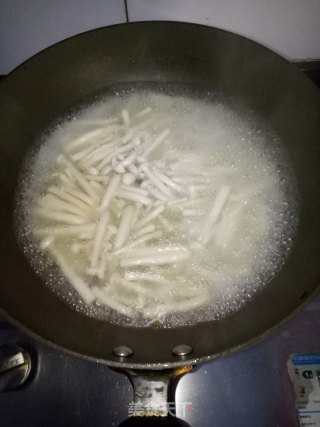 荷兰豆炒利剑玉菇的做法步调：3
