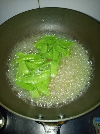 荷兰豆炒利剑玉菇的做法步调：2