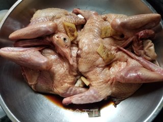 氛围炸锅版坚皮乳鸽的做法步调：2