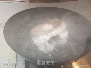 卤肘子的做法步调：1