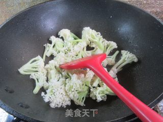 彩椒炒花菜的做法步调：3