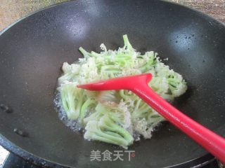 彩椒炒花菜的做法步调：4
