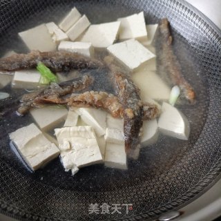 泥鳅炖豆腐的做法步调：4