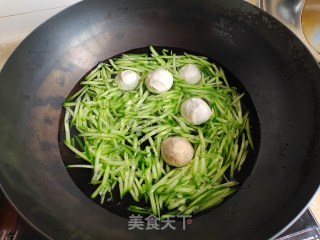 黄瓜丝肉丸汤的做法步调：3