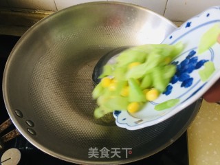 西芹炒利剑果的做法步调：6