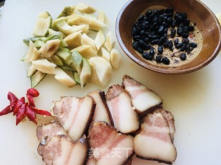 乌豆豉萝卜干炒腊肉的做法步调：1