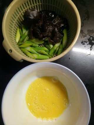芦笋木耳炒鸡蛋的做法步调：5