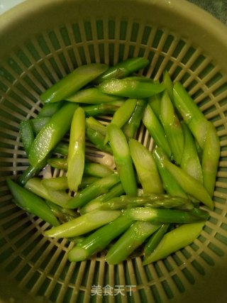 芦笋木耳炒鸡蛋的做法步调：4